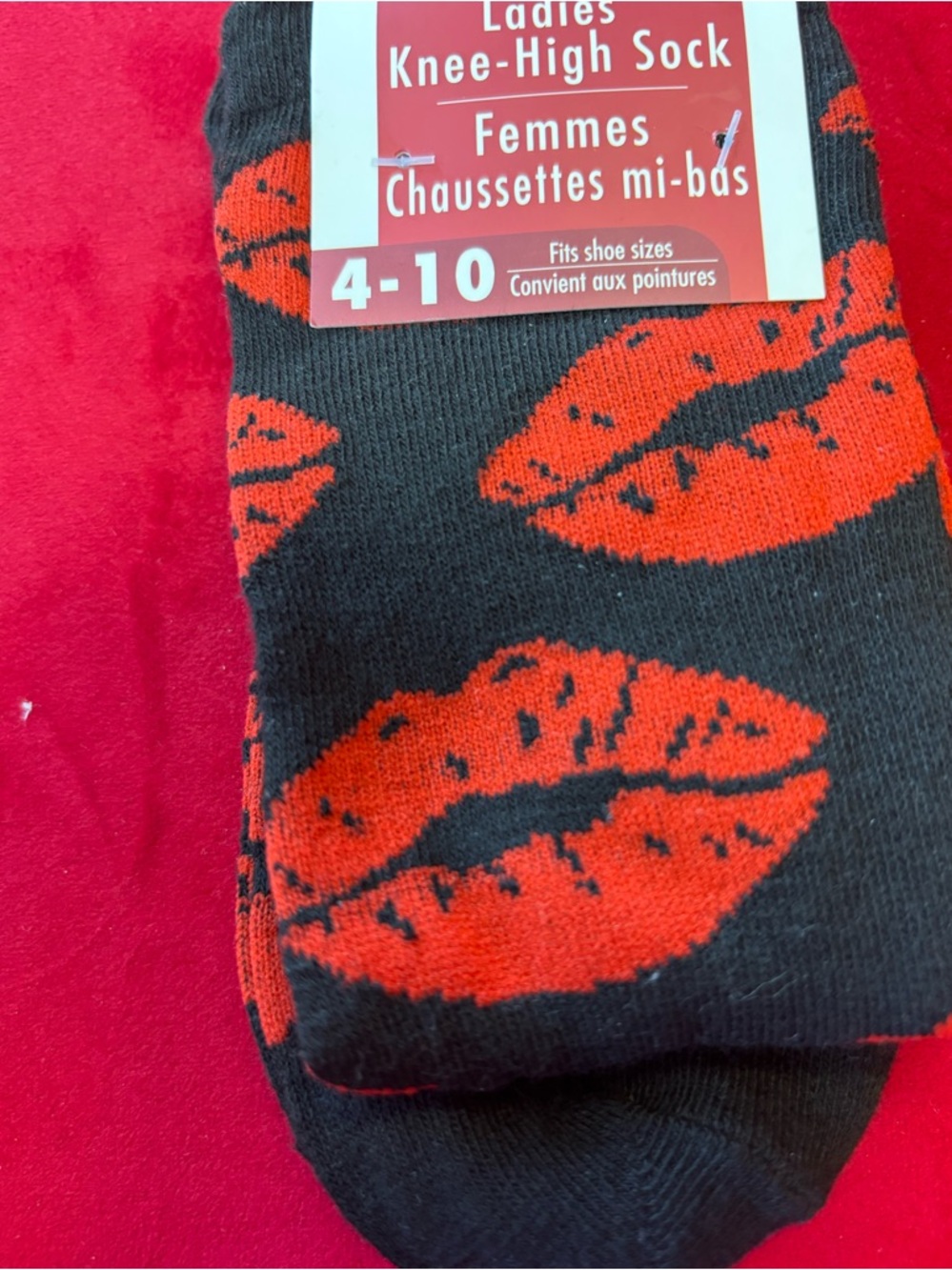 Black & Red Lip-Print Knee-High Socks - Ladies 4-10 Shoe Size